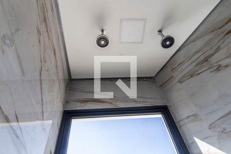 Casa de condomínio à venda com 540m², 4 quartos e 4 vagasDetalhe do Banheiro da Suite