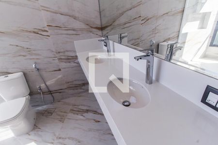 Casa de condomínio à venda com 540m², 4 quartos e 4 vagasDetalhe do Banheiro da Suite