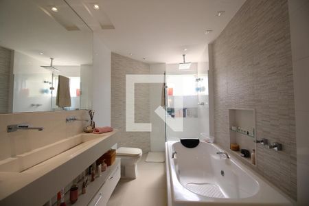 Casa de condomínio à venda com 320m², 5 quartos e 2 vagasQuarto 4 Banheiro da Suíte Principal