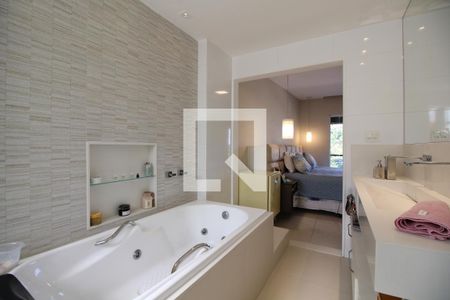 Casa de condomínio à venda com 320m², 5 quartos e 2 vagasQuarto 4 Banheiro da Suíte Principal