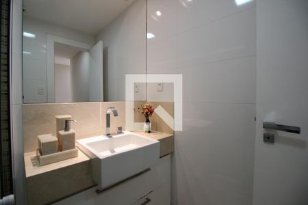 Casa de condomínio à venda com 320m², 5 quartos e 2 vagasBanheiro Social 1