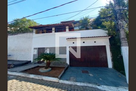 Casa de condomínio à venda com 320m², 5 quartos e 2 vagasFachada Externa