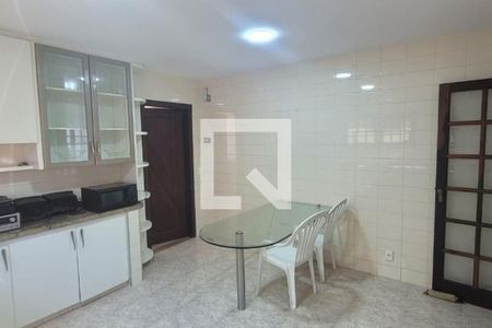 Casa à venda com 244m², 4 quartos e 4 vagas