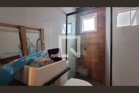 Banheiro da suíte de apartamento para alugar com 2 quartos, 49m² em Parque das Nações, Santo André