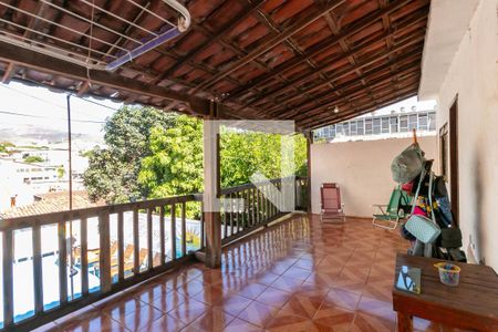 Casa à venda com 200m², 3 quartos e 2 vagas Casa à venda com 200m², 3 quartos e 2 vagasCobertura