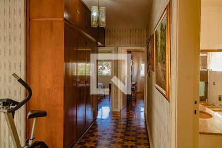 Casa à venda com 320m², 5 quartos e 3 vagas Casa à venda com 320m², 5 quartos e 3 vagasCorredor