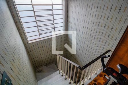 Casa à venda com 320m², 5 quartos e 3 vagas Casa à venda com 320m², 5 quartos e 3 vagasEscada