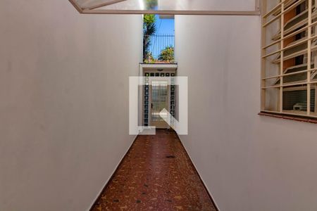 Casa à venda com 320m², 5 quartos e 3 vagas Casa à venda com 320m², 5 quartos e 3 vagasBanheiro Corredor