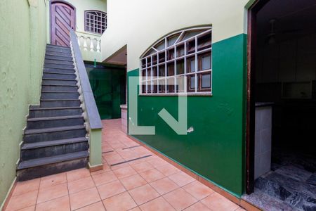Casa à venda com 300m², 4 quartos e 3 vagasEscada