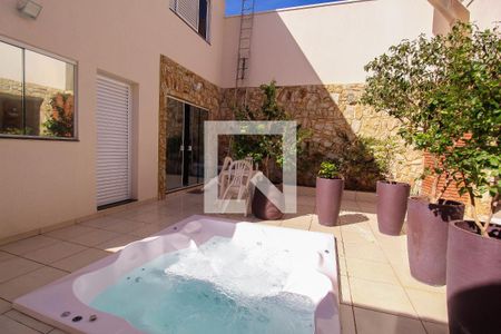 Casa à venda com 270m², 5 quartos e 3 vagas Casa à venda com 270m², 5 quartos e 3 vagasÁrea externa