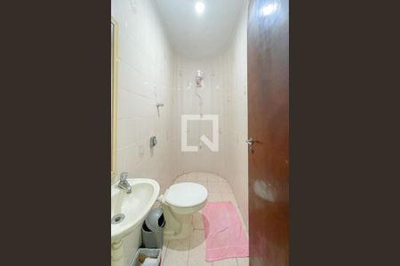 Casa à venda com 375m², 5 quartos e 5 vagas Casa à venda com 375m², 5 quartos e 5 vagasBanheiro de Serviço