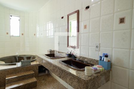 Casa à venda com 375m², 5 quartos e 5 vagas Casa à venda com 375m², 5 quartos e 5 vagasBanheiro - Suíte 2