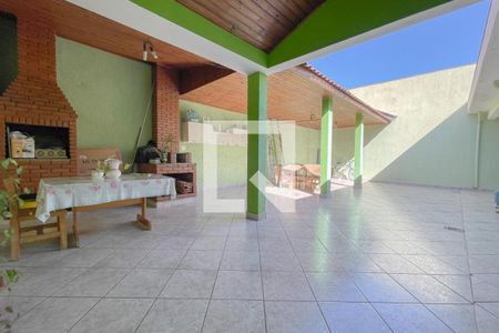 Casa à venda com 375m², 5 quartos e 5 vagas Casa à venda com 375m², 5 quartos e 5 vagasÁrea - Churrasqueira