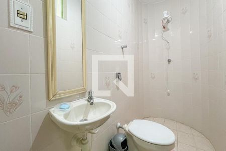 Casa à venda com 375m², 5 quartos e 5 vagas Casa à venda com 375m², 5 quartos e 5 vagasBanheiro de Serviço