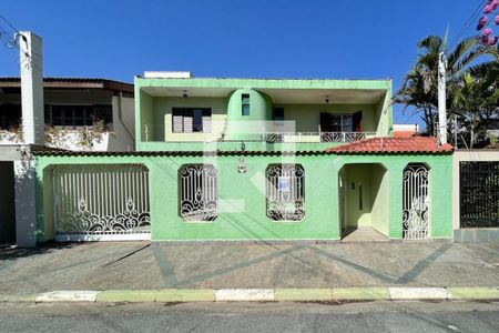 Casa à venda com 375m², 5 quartos e 5 vagas Casa à venda com 375m², 5 quartos e 5 vagasFachada