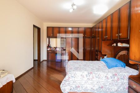 Casa à venda com 375m², 5 quartos e 5 vagas Casa à venda com 375m², 5 quartos e 5 vagasSuíte 2