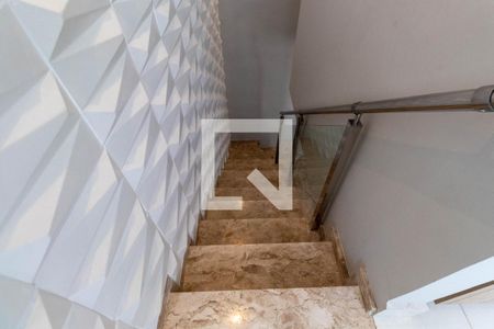 Apartamento à venda com 105m², 2 quartos e 1 vaga Apartamento à venda com 105m², 2 quartos e 1 vagaEscada