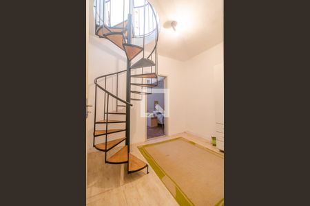 Casa à venda com 400m², 4 quartos e 3 vagasEscada