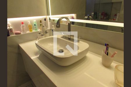 Apartamento à venda com 280m², 4 quartos e 4 vagasBanheiro da Suíte 2