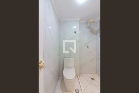 Banheiro de apartamento à venda com 2 quartos, 50m² em Quitaúna, Osasco