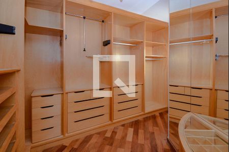 Casa à venda com 634m², 4 quartos e 5 vagasSuite 1 - Closet