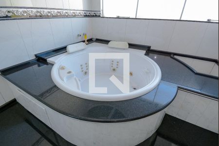 Casa à venda com 634m², 4 quartos e 5 vagasBanheiro da Suíte 1