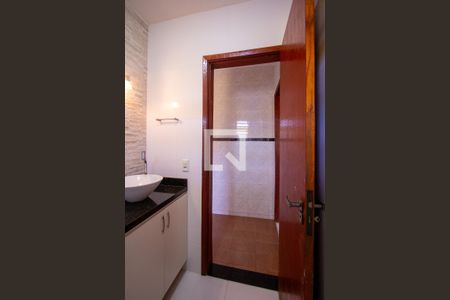 Casa para alugar com 75m², 2 quartos e 1 vaga Casa para alugar com 75m², 2 quartos e 1 vagaBanheiro Social