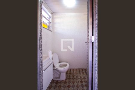 Casa para alugar com 75m², 2 quartos e 1 vaga Casa para alugar com 75m², 2 quartos e 1 vagaBanheiro externo