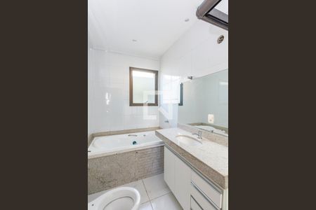 Apartamento à venda com 120m², 3 quartos e 4 vagas Apartamento à venda com 120m², 3 quartos e 4 vagasBanheiro da Suíte