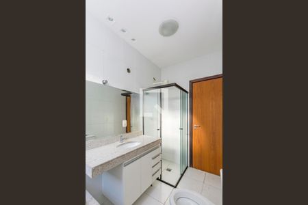 Apartamento à venda com 120m², 3 quartos e 4 vagas Apartamento à venda com 120m², 3 quartos e 4 vagasBanheiro da Suíte