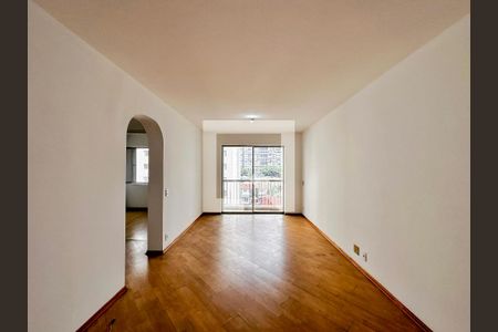Apartamento para alugar com 72m², 2 quartos e 1 vagaSala
