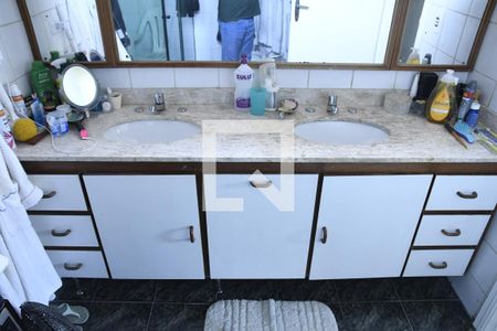 Casa de condomínio para alugar com 430m², 4 quartos e 3 vagasBanheiro da Suíte