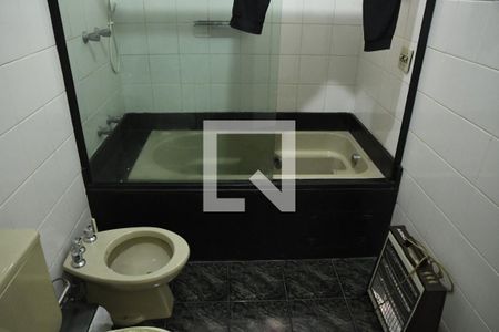 Casa de condomínio para alugar com 430m², 4 quartos e 3 vagasBanheiro da suíte 2 