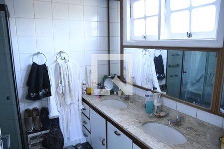 Casa de condomínio para alugar com 430m², 4 quartos e 3 vagasBanheiro da Suíte