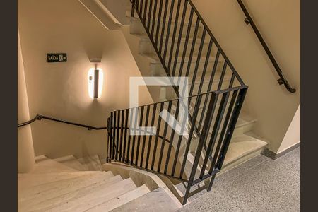 Apartamento para alugar com 57m², 2 quartos e sem vaga Apartamento para alugar com 57m², 2 quartos e sem vagaEscada