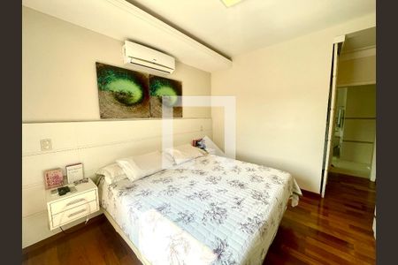 Casa de condomínio à venda com 380m², 5 quartos e 4 vagas Casa de condomínio à venda com 380m², 5 quartos e 4 vagasSuíte 1