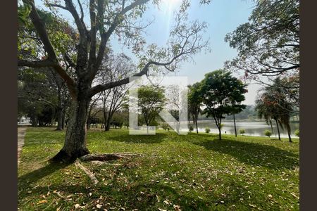 Casa de condomínio à venda com 380m², 5 quartos e 4 vagas Casa de condomínio à venda com 380m², 5 quartos e 4 vagasÁrea comum - lago