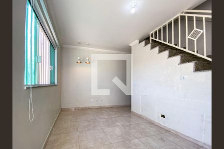 Sala de casa para alugar com 2 quartos, 70m² em Jardim Santos Dumont, São Paulo