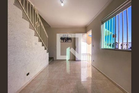 Sala de casa para alugar com 2 quartos, 70m² em Jardim Santos Dumont, São Paulo