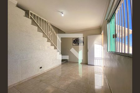 Sala de casa para alugar com 2 quartos, 70m² em Jardim Santos Dumont, São Paulo