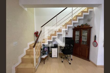 Apartamento para alugar com 100m², 2 quartos e 1 vaga Apartamento para alugar com 100m², 2 quartos e 1 vagaEscada