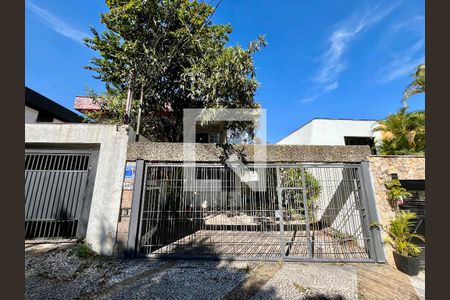 Casa à venda com 350m², 4 quartos e 4 vagas Casa à venda com 350m², 4 quartos e 4 vagasFachada