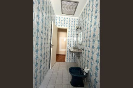 Casa à venda com 350m², 4 quartos e 4 vagas Casa à venda com 350m², 4 quartos e 4 vagasBanheiro Corredor