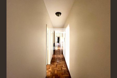 Casa à venda com 350m², 4 quartos e 4 vagas Casa à venda com 350m², 4 quartos e 4 vagasCorredor