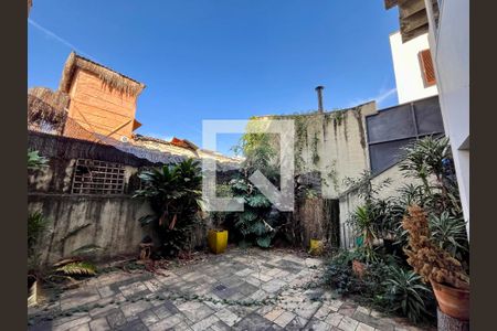 Casa à venda com 350m², 4 quartos e 4 vagas Casa à venda com 350m², 4 quartos e 4 vagasQuintal