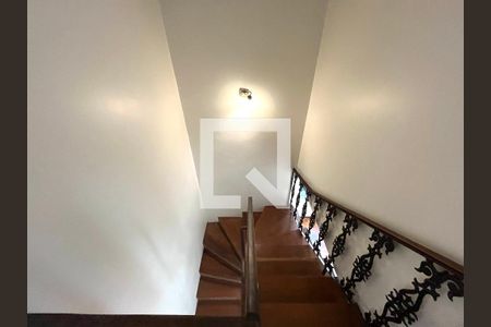 Casa à venda com 350m², 4 quartos e 4 vagas Casa à venda com 350m², 4 quartos e 4 vagasEscada