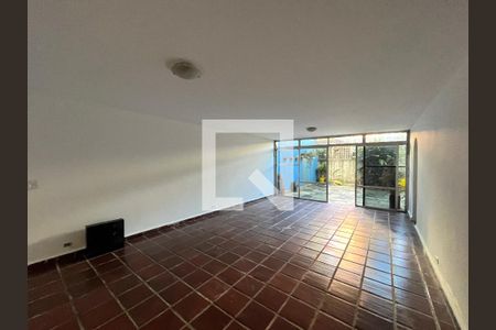 Casa à venda com 350m², 4 quartos e 4 vagas Casa à venda com 350m², 4 quartos e 4 vagasSalão