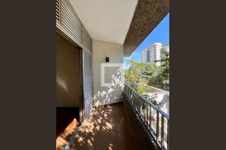 Casa à venda com 350m², 4 quartos e 4 vagas Casa à venda com 350m², 4 quartos e 4 vagasVaranda da Suíte 1