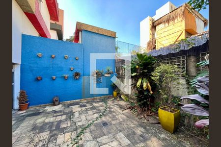 Casa à venda com 350m², 4 quartos e 4 vagas Casa à venda com 350m², 4 quartos e 4 vagasQuintal