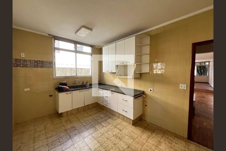 Casa à venda com 350m², 4 quartos e 4 vagas Casa à venda com 350m², 4 quartos e 4 vagasCozinha